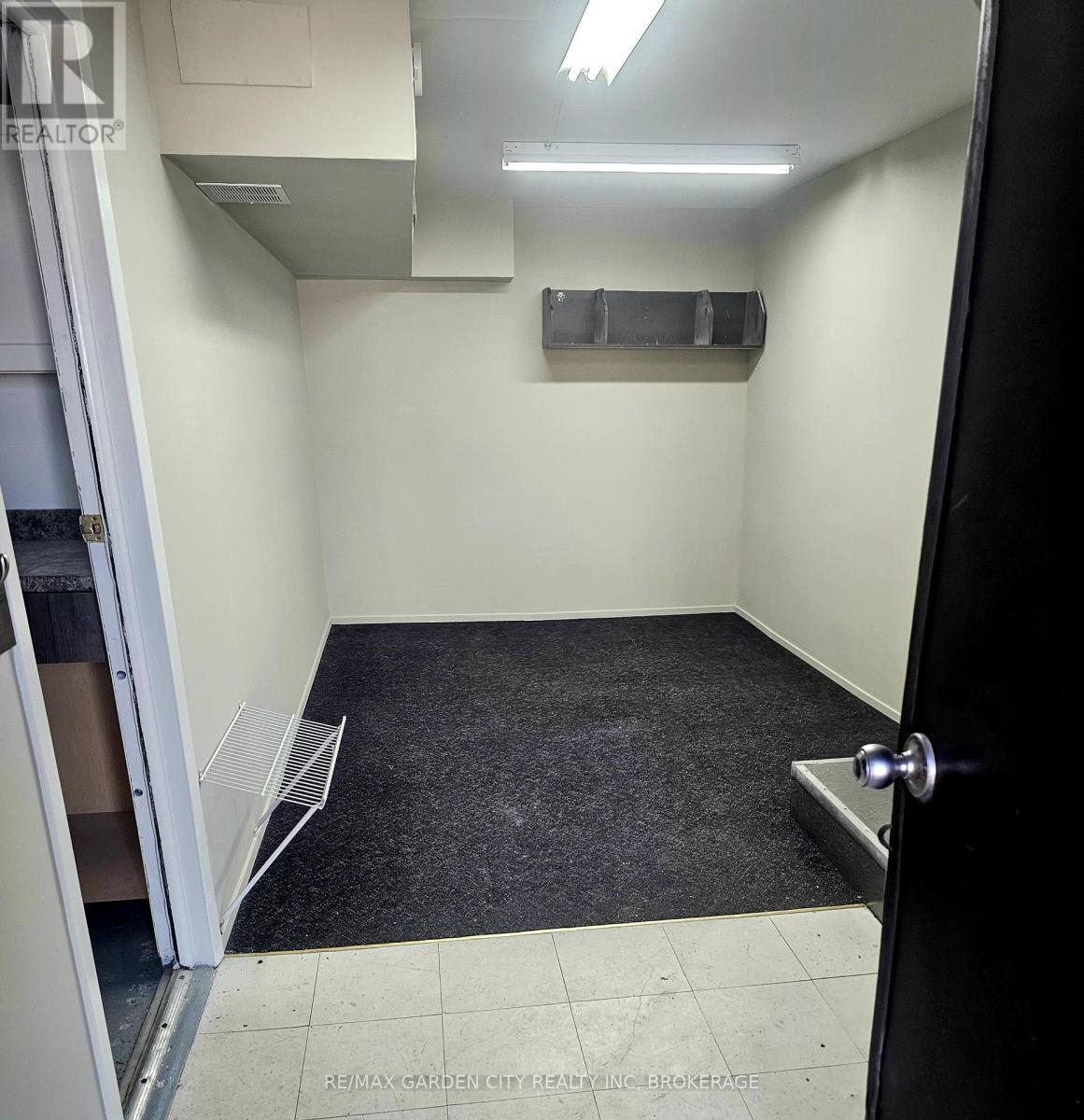 Upper Back - 215 Roberts Road, Grimsby (Grimsby West), ON