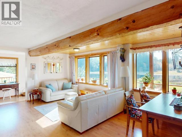 5062 Spragge Road, Texada Island, BC - Indoor Photo Showing Living Room