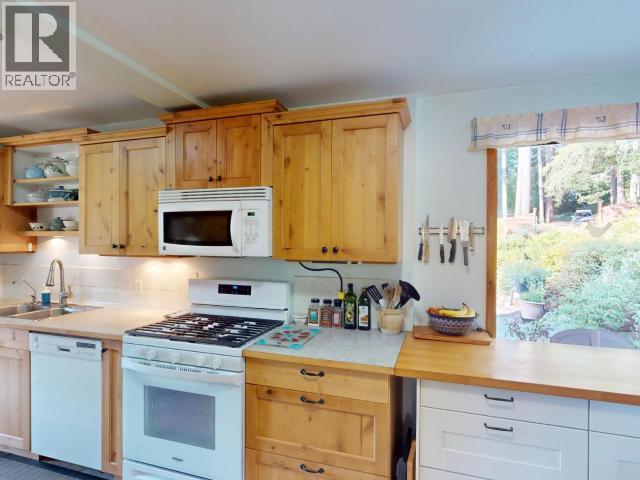 5062 Spragge Road, Texada Island, BC - Indoor Photo Showing Kitchen With Double Sink