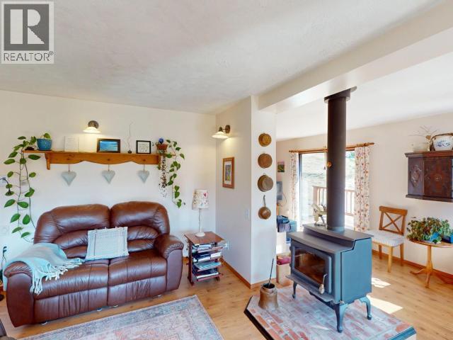 5062 Spragge Road, Texada Island, BC - Indoor Photo Showing Living Room