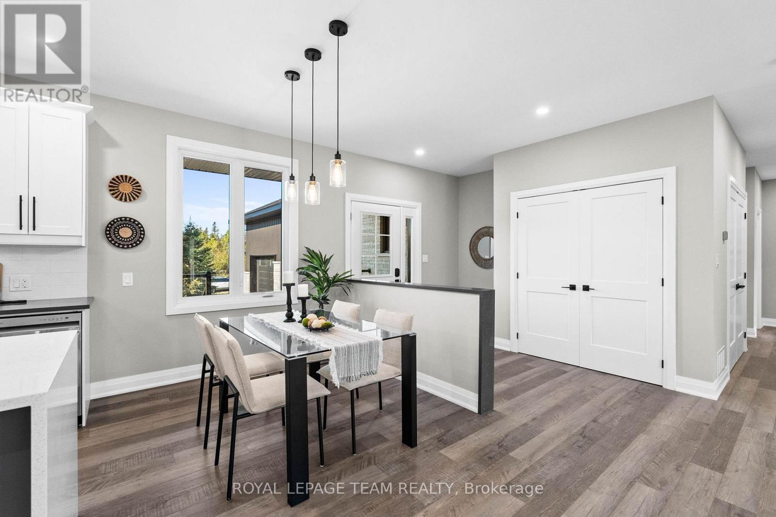 Modern pendant lights in dining room - 2850 Montague Boundary Road, Ottawa, ON - Indoor