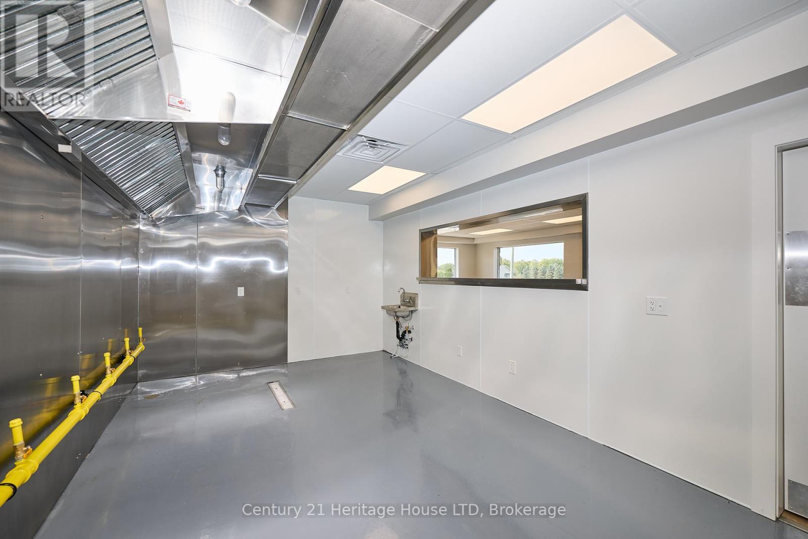 Kitchen and prep area facing the service window - 3551 Garrison Road, Fort Erie (Ridgeway), ON