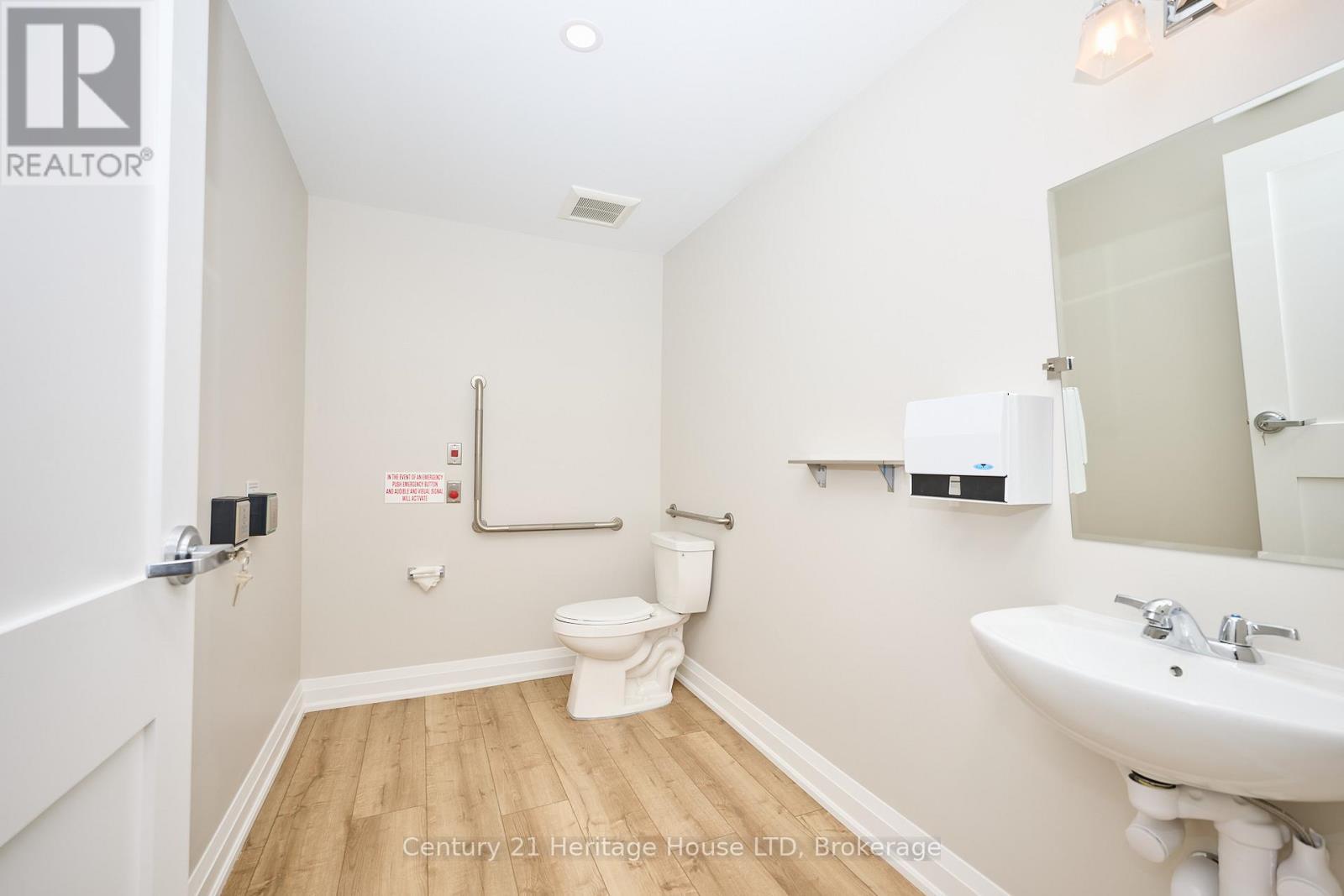 Accessible washroom - 3551 Garrison Road, Fort Erie (Ridgeway), ON