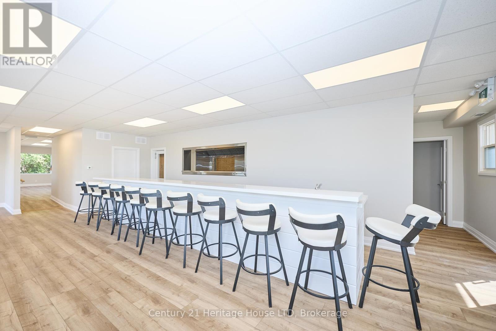 Counter seating at the bar - 3551 Garrison Road, Fort Erie (Ridgeway), ON