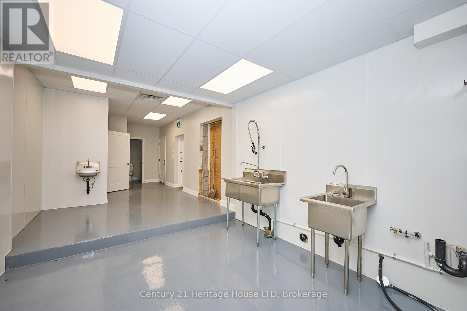 Kitchen and prep area with sinks - 3551 Garrison Road, Fort Erie (Ridgeway), ON