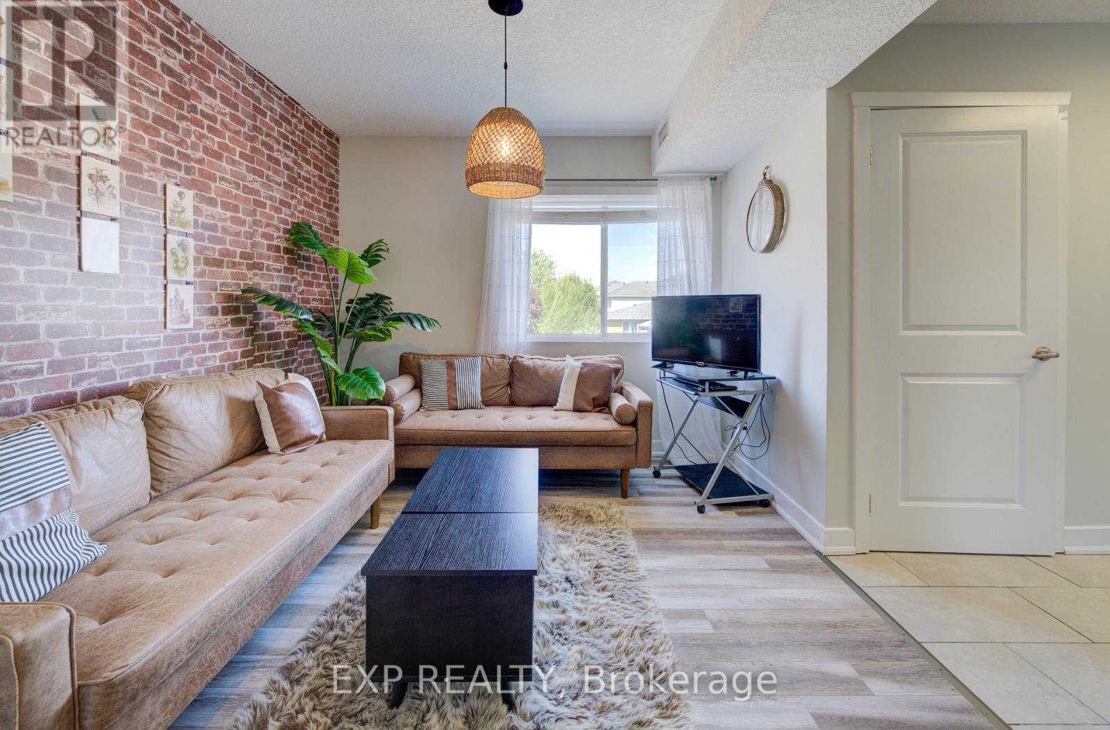 6A - 185 Windale Crescent, Kitchener, ON - Indoor Photo Showing Living Room
