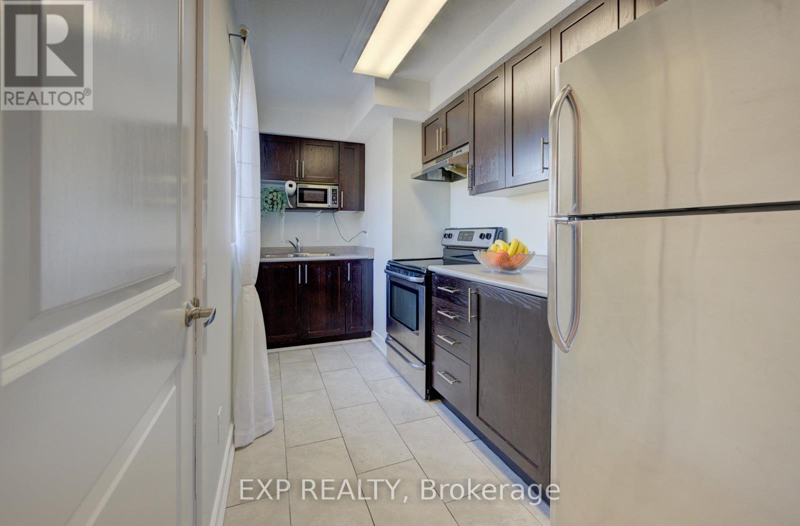 6A - 185 Windale Crescent, Kitchener, ON - Indoor Photo Showing Kitchen With Double Sink