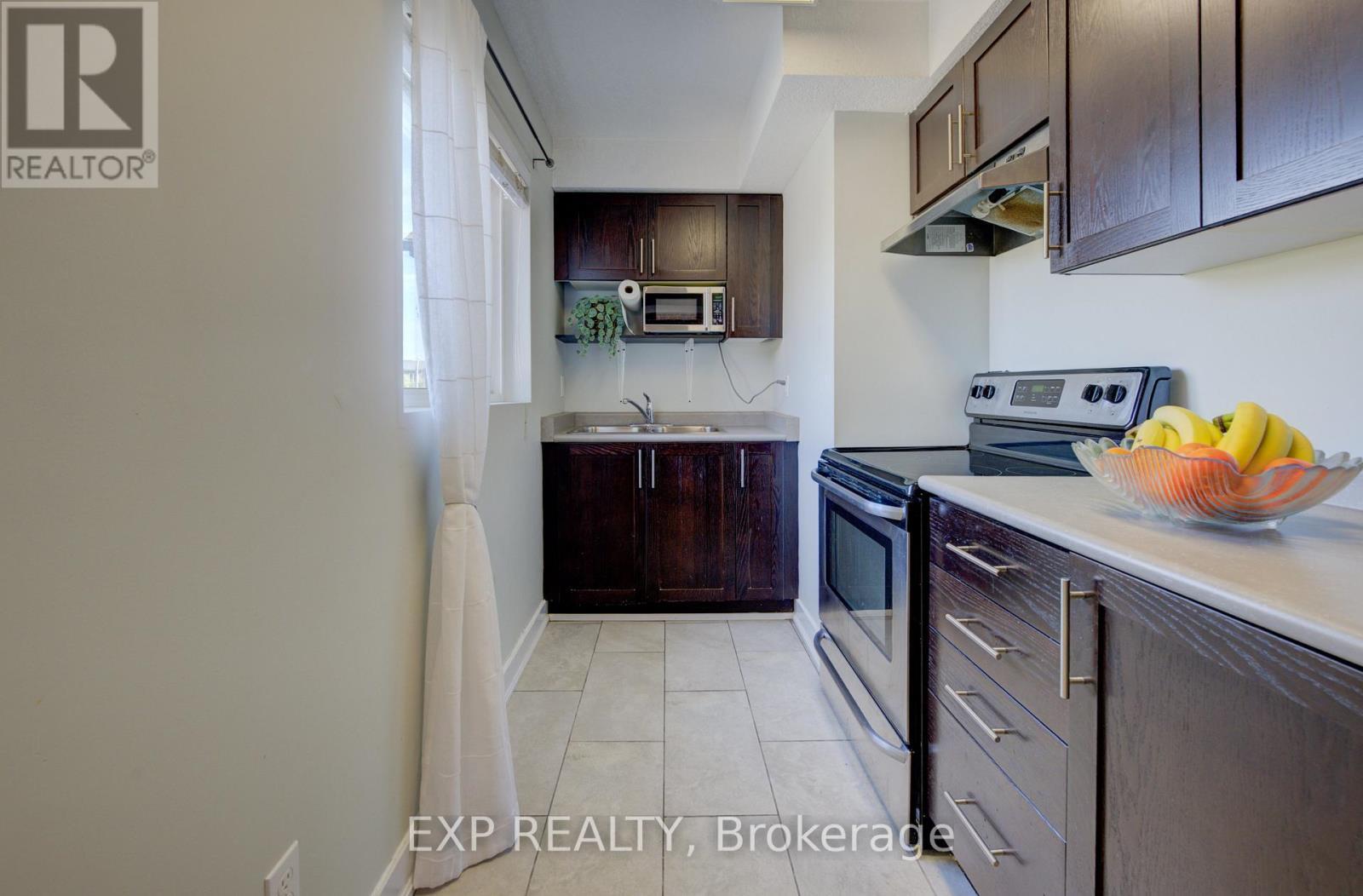 6A - 185 Windale Crescent, Kitchener, ON - Indoor Photo Showing Kitchen With Double Sink