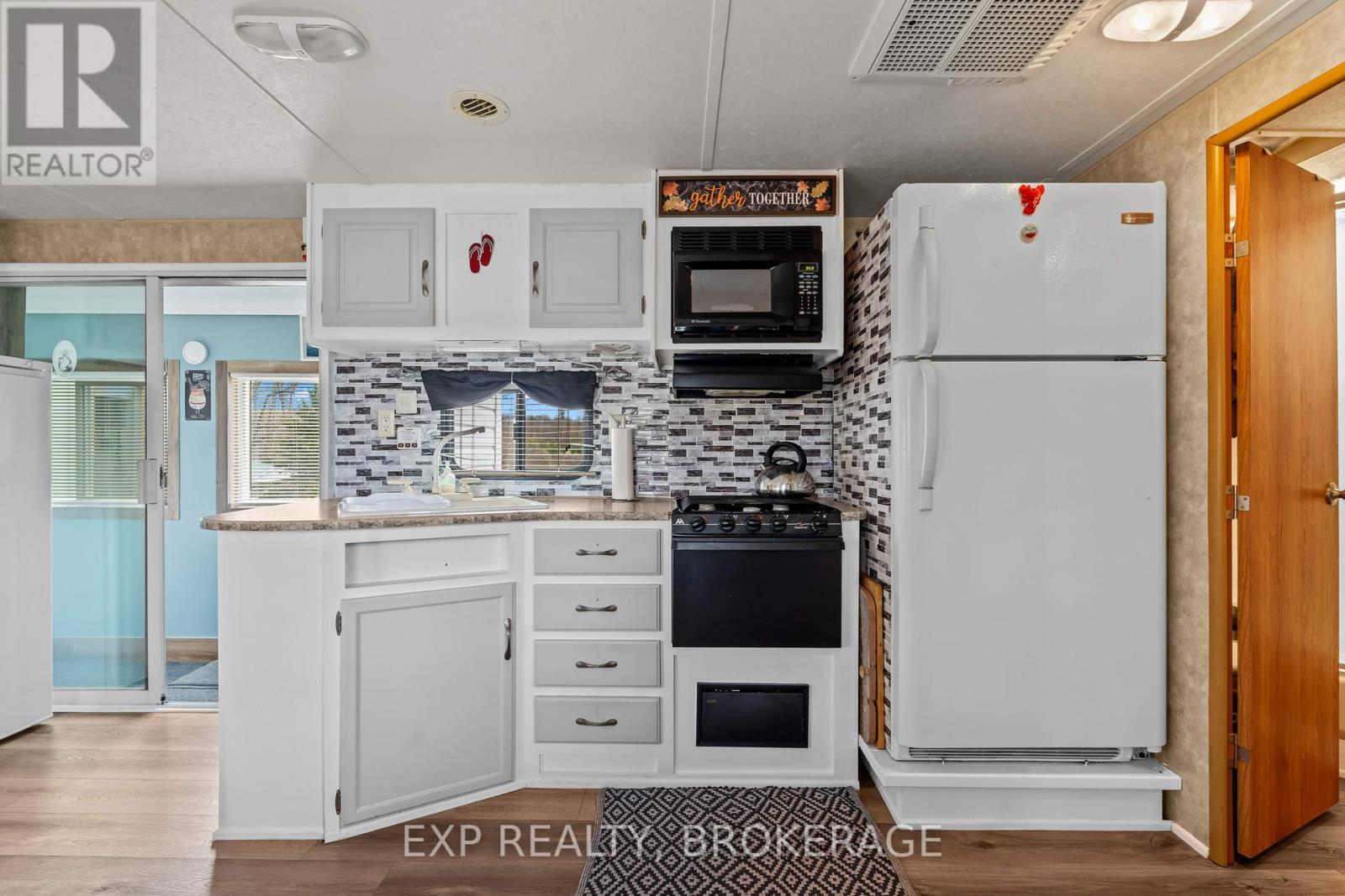 38 - 9 Glenford Lane, Frontenac (Frontenac South), ON - Indoor Photo Showing Kitchen