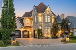 22 LONGTHORPE COURT Aurora, ON L4G 0K4