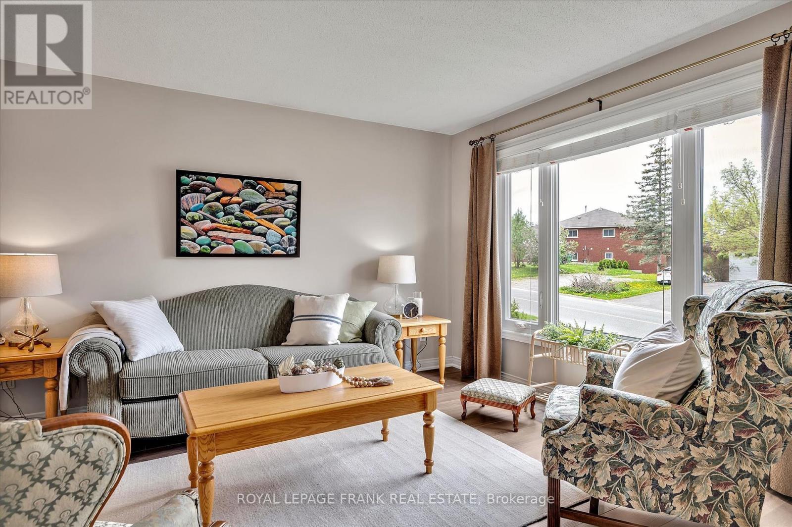 2114 Easthill Drive, Peterborough (Ashburnham Ward 4), ON - Indoor Photo Showing Living Room
