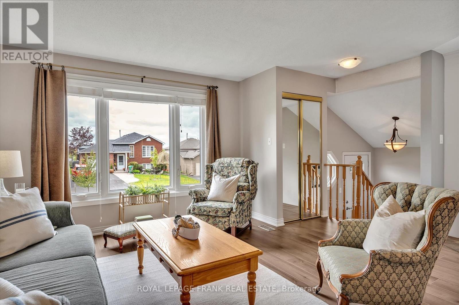 2114 Easthill Drive, Peterborough (Ashburnham Ward 4), ON - Indoor Photo Showing Living Room