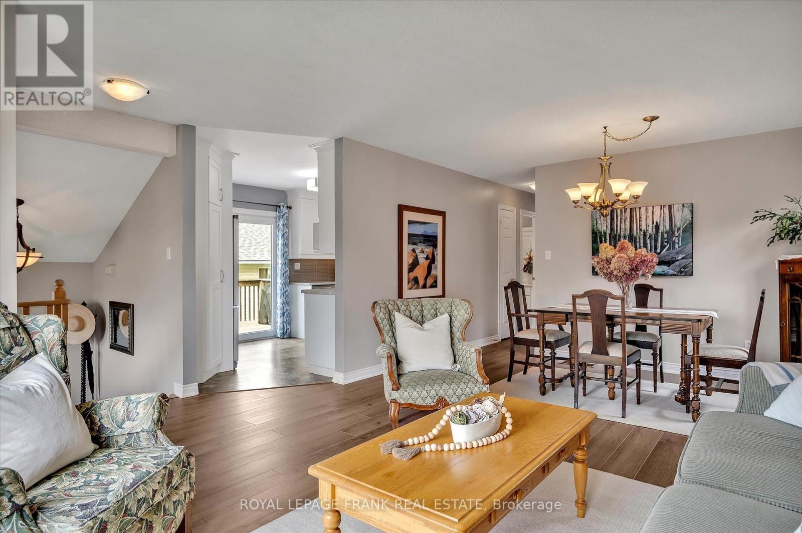 2114 Easthill Drive, Peterborough (Ashburnham Ward 4), ON - Indoor Photo Showing Living Room