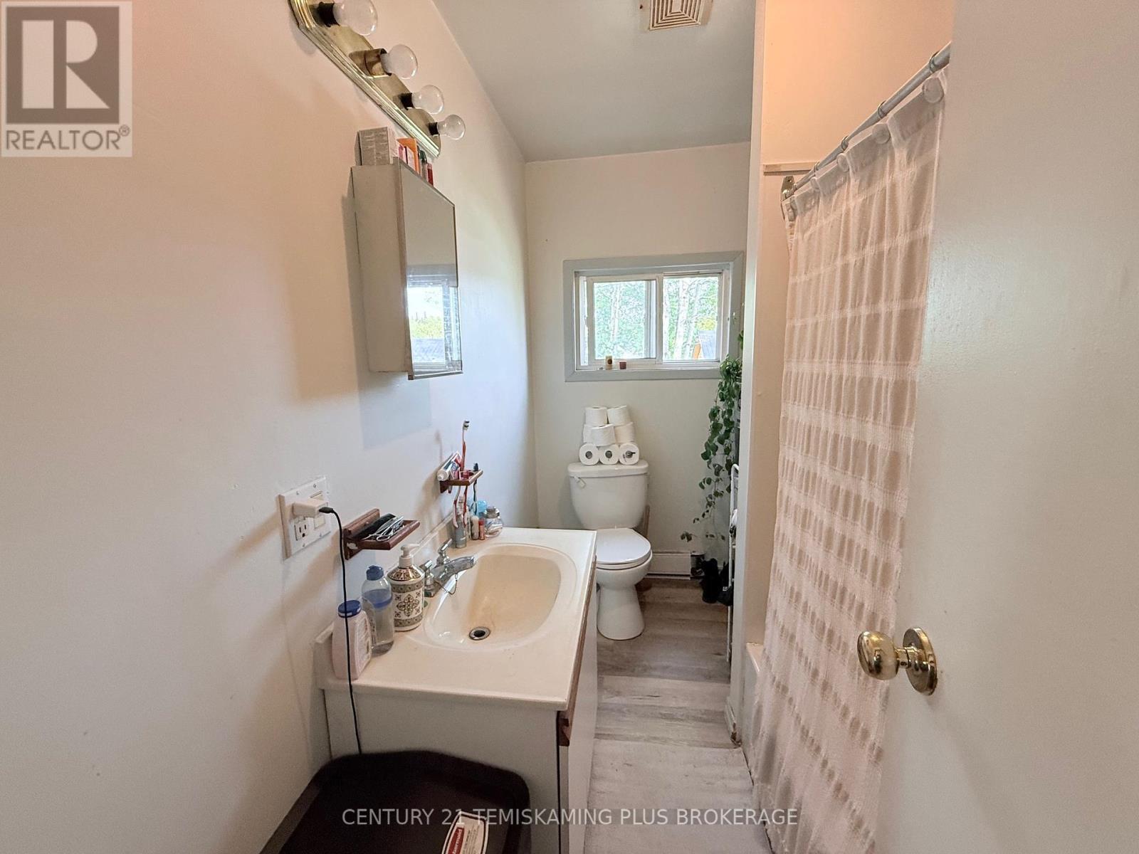 1&3 Colville Street, Kirkland Lake (Kl Outside), ON - Indoor Photo Showing Bathroom
