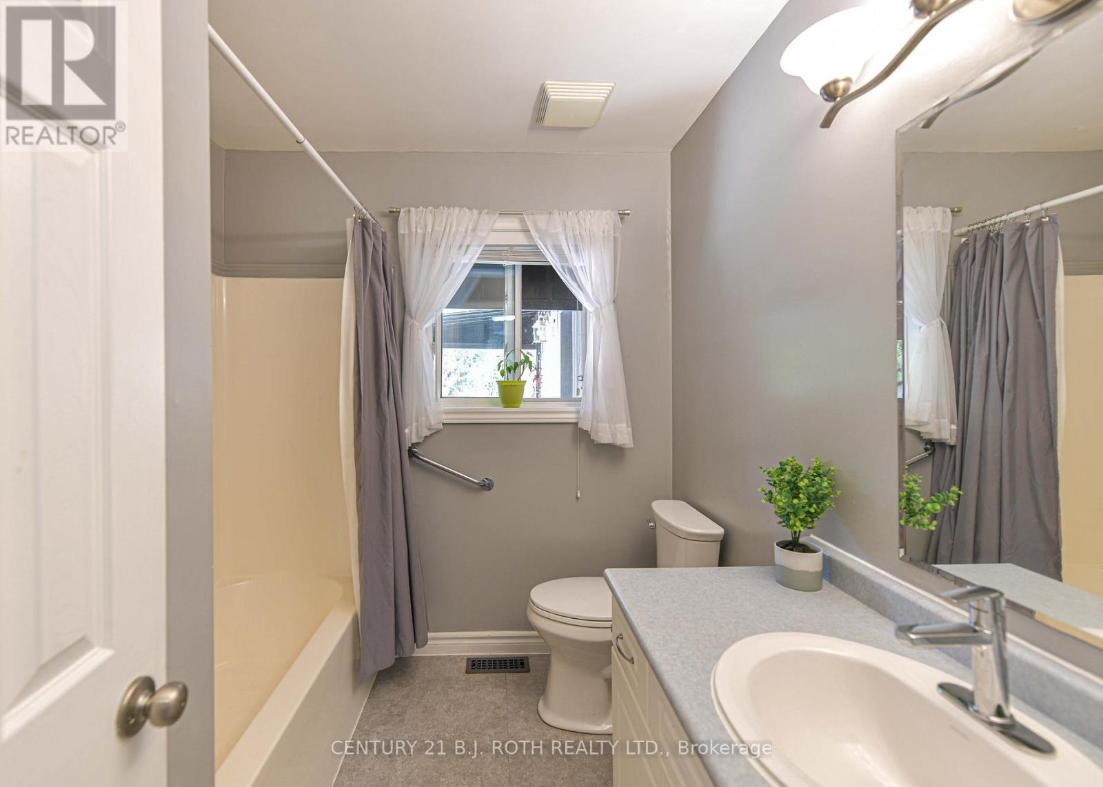 4 Piece Bathroom - 7576 Cronk Side Road, Ramara, ON - Indoor Photo Showing Bathroom