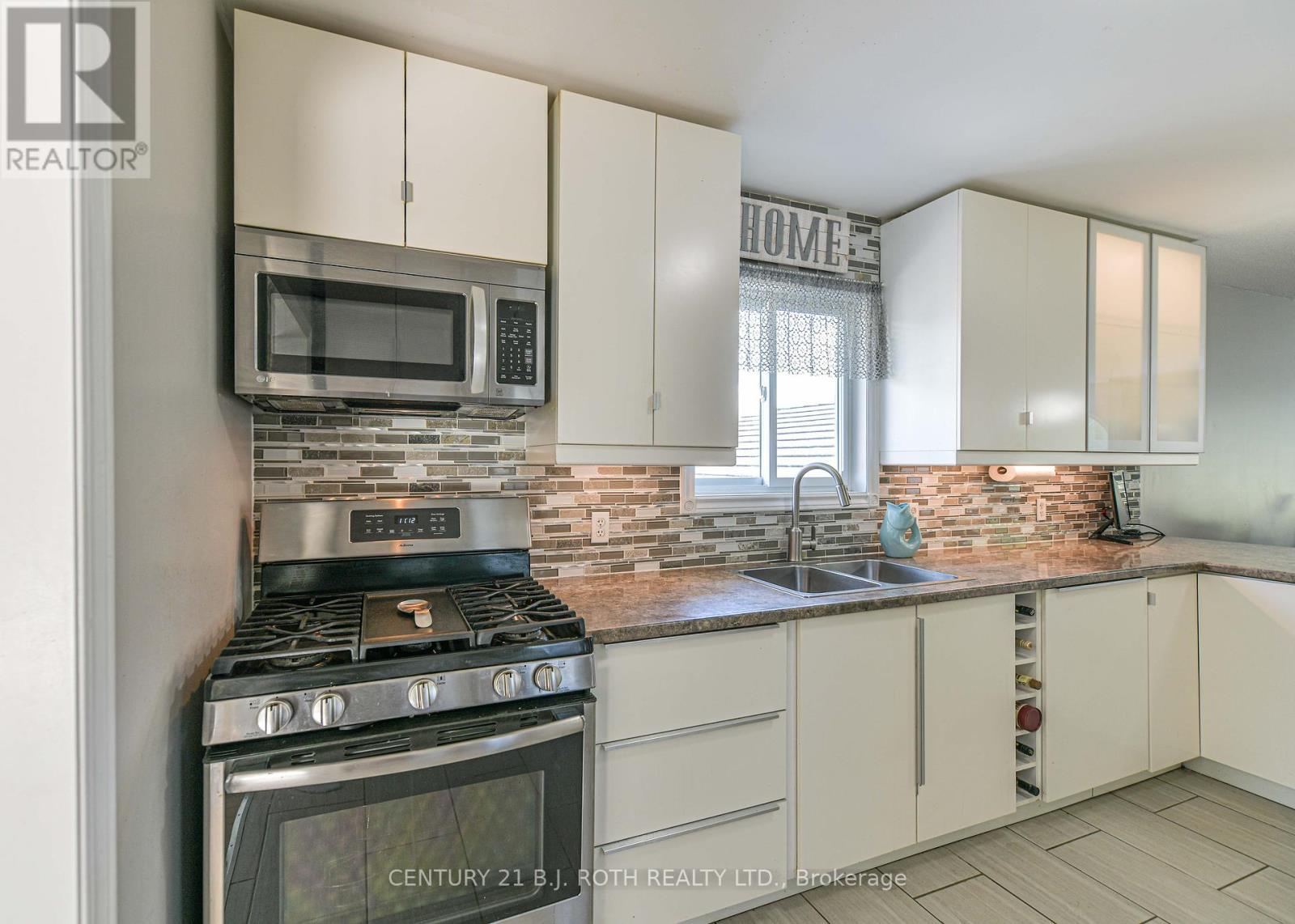 Gas Stove - 7576 Cronk Side Road, Ramara, ON - Indoor Photo Showing Kitchen With Double Sink