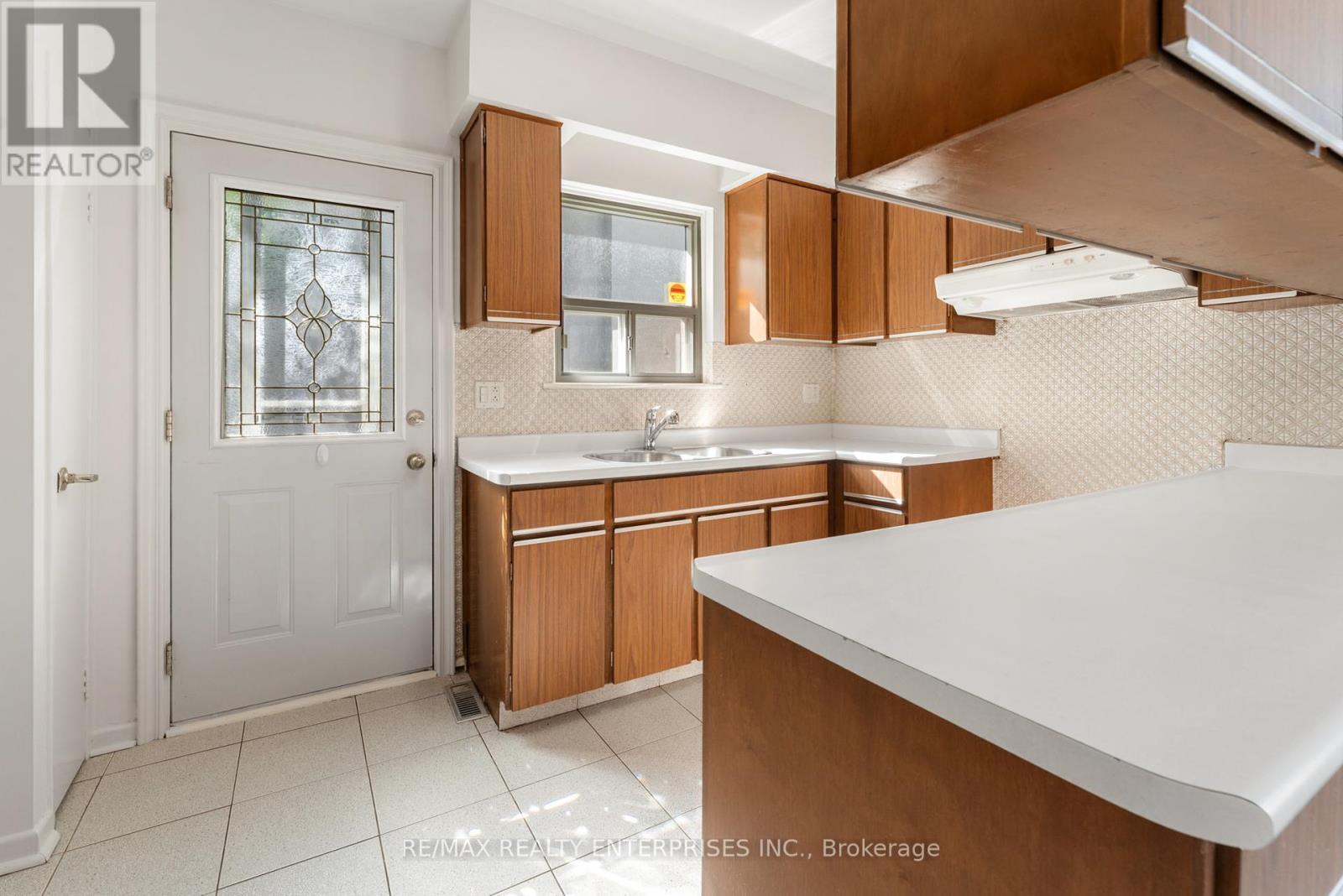 85 John Garland Boulevard, Toronto, ON - Indoor Photo Showing Kitchen With Double Sink