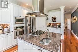 SPACIOUS KITCHEN WITH 2 SINKS & GAS COOKTOP -