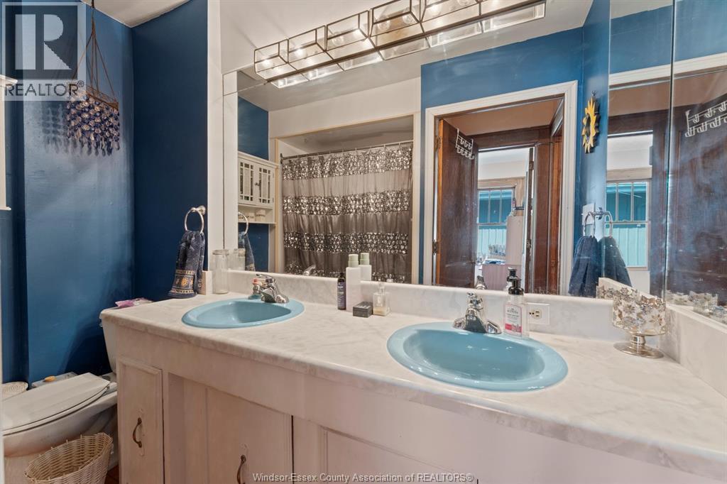 858 Chilver Road, Windsor, ON - Indoor Photo Showing Bathroom