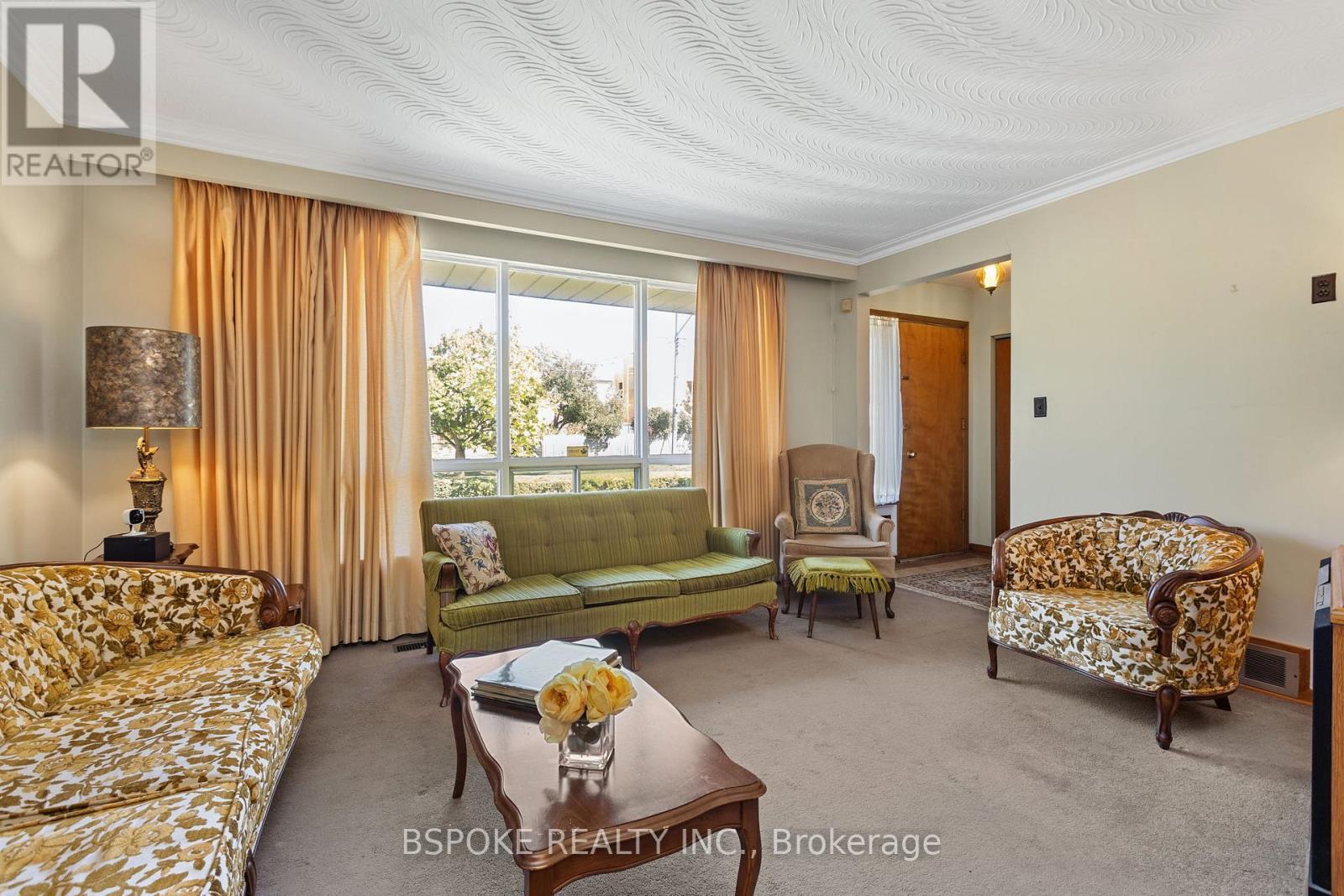54 Warner Avenue, Toronto, ON - Indoor Photo Showing Living Room