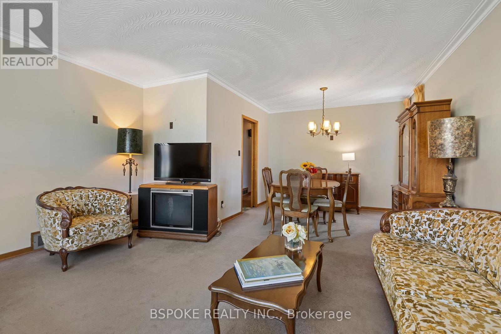54 Warner Avenue, Toronto, ON - Indoor Photo Showing Living Room