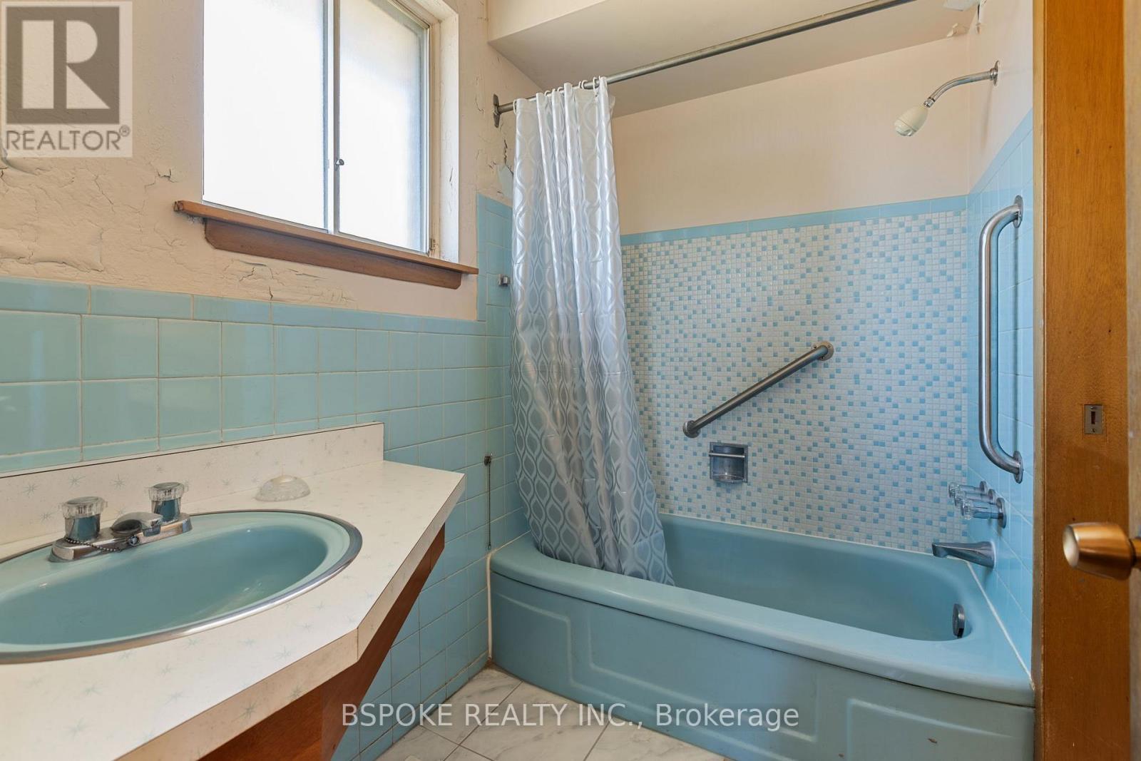 54 Warner Avenue, Toronto, ON - Indoor Photo Showing Bathroom