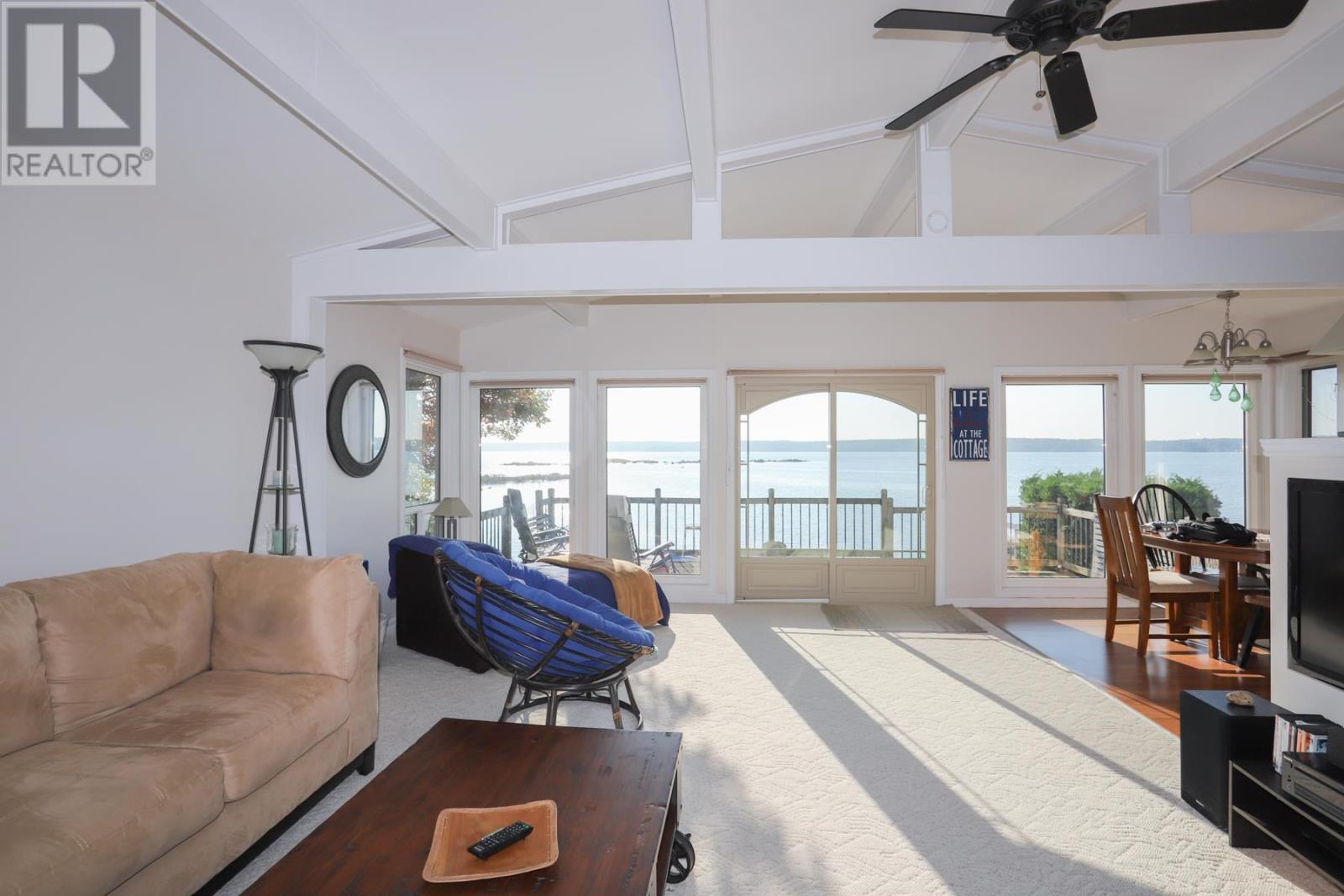 647B Lakeshore Dr, Tarbutt, ON - Indoor Photo Showing Living Room