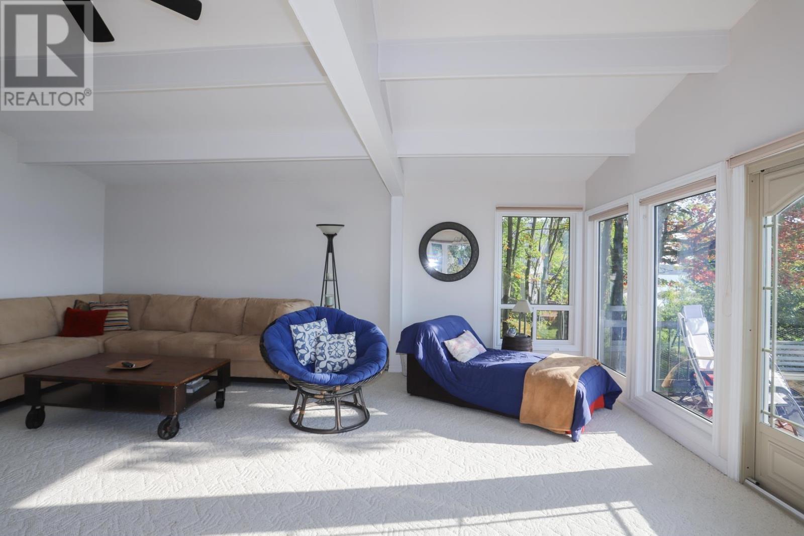 647B Lakeshore Dr, Tarbutt, ON - Indoor Photo Showing Living Room