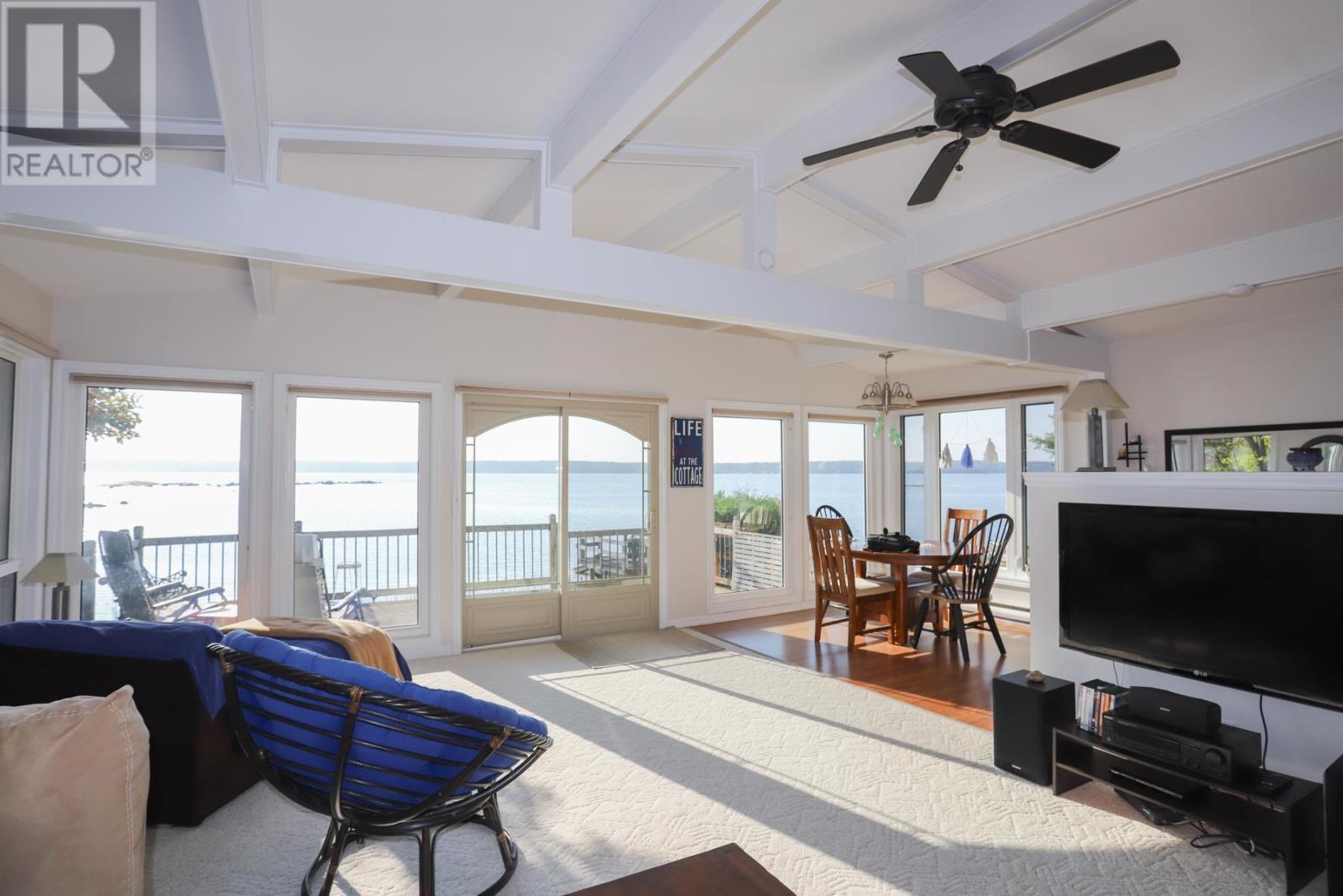 647B Lakeshore Dr, Tarbutt, ON - Indoor Photo Showing Other Room