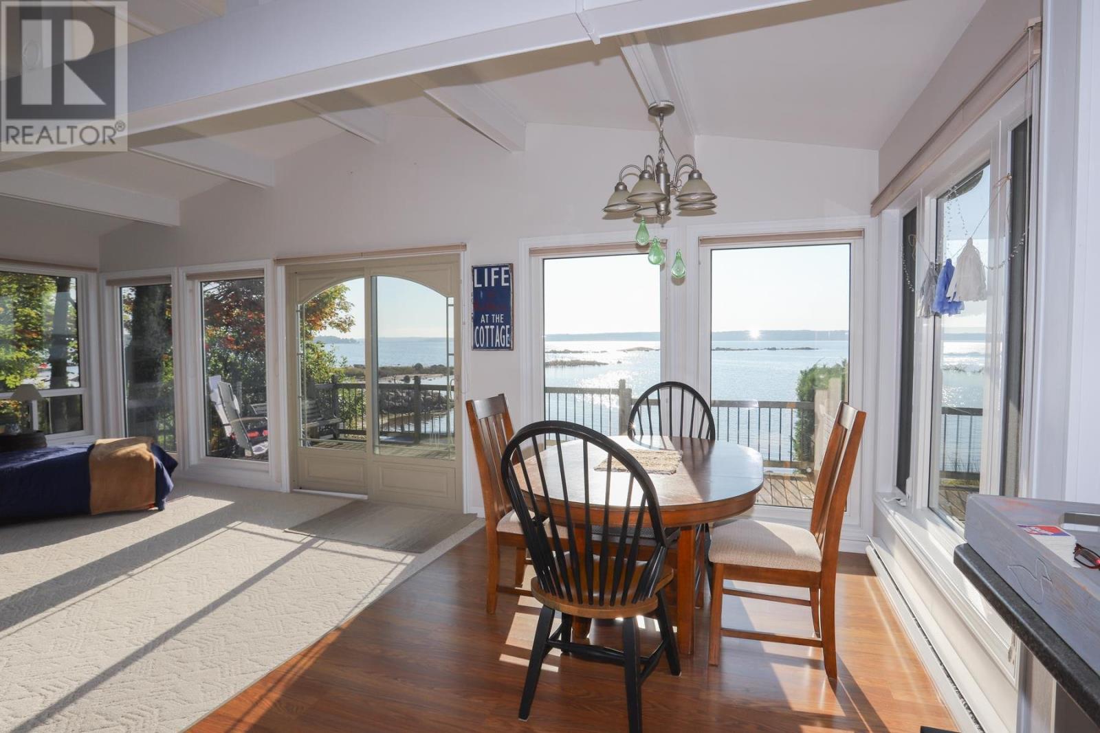 647B Lakeshore Dr, Tarbutt, ON - Indoor Photo Showing Dining Room