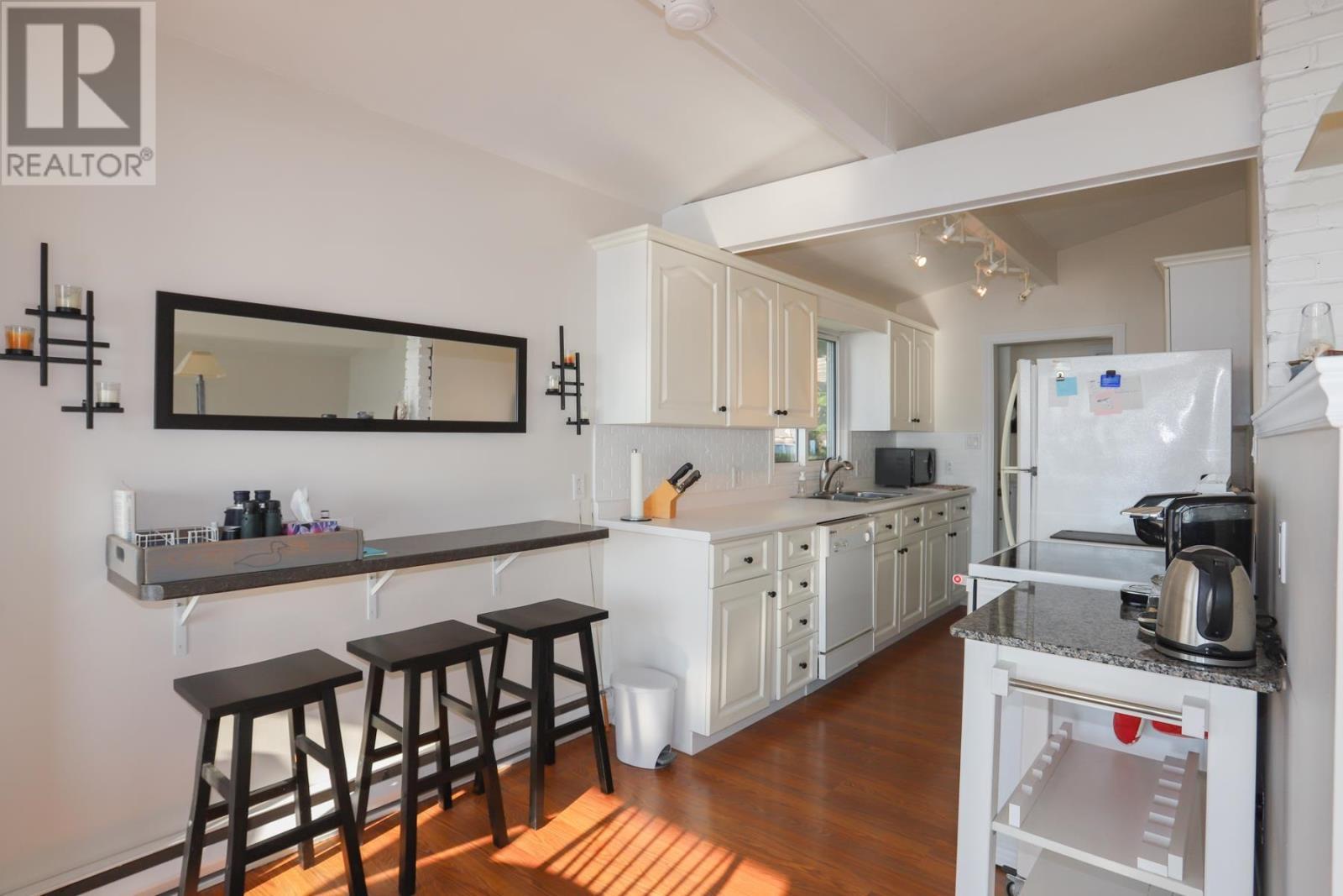 647B Lakeshore Dr, Tarbutt, ON - Indoor Photo Showing Kitchen