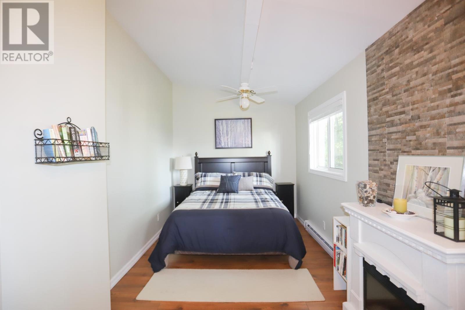 647B Lakeshore Dr, Tarbutt, ON - Indoor Photo Showing Bedroom