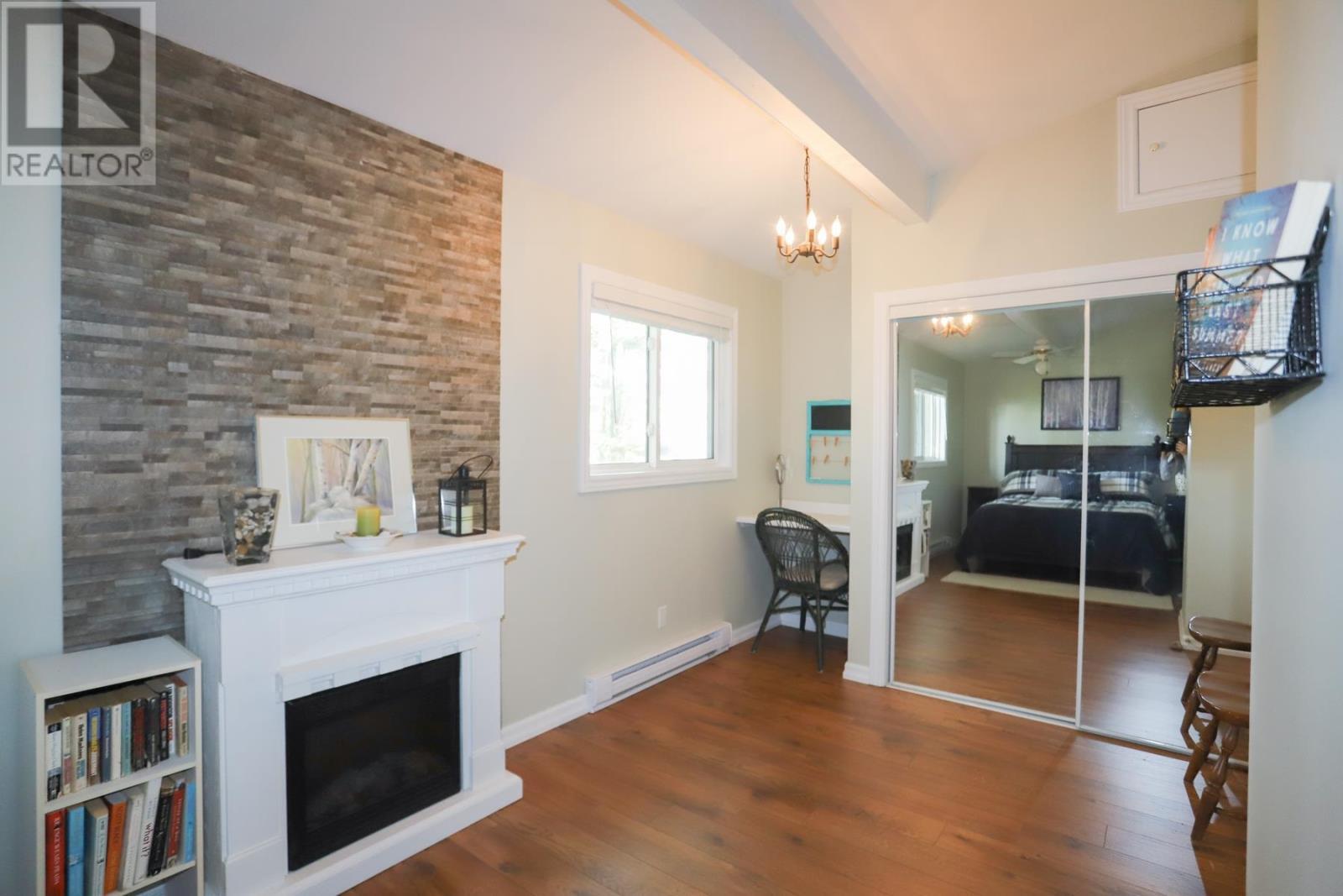 647B Lakeshore Dr, Tarbutt, ON - Indoor With Fireplace