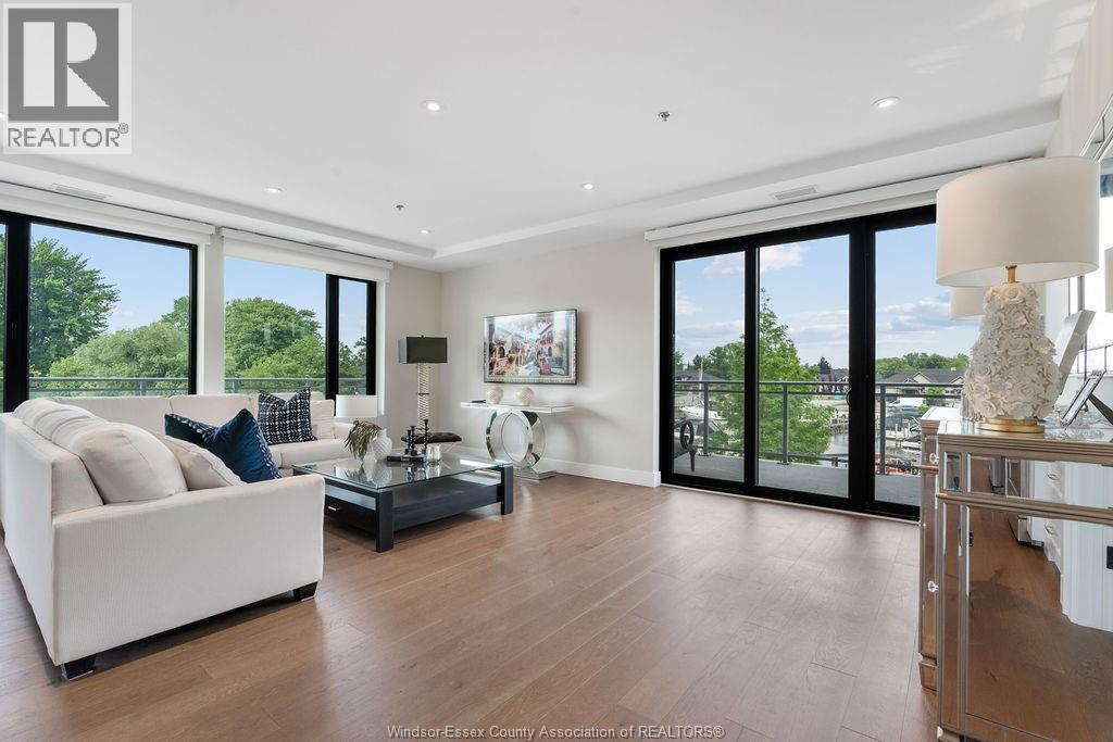 14400 Tecumseh Road Unit# 209, Tecumseh, ON - Indoor Photo Showing Living Room