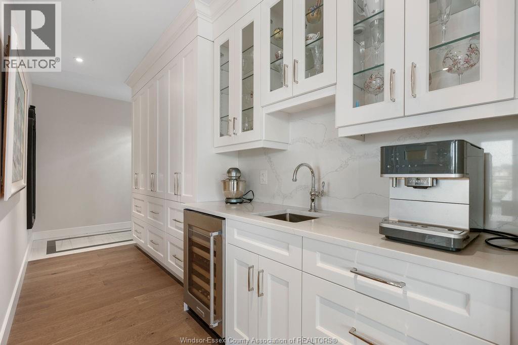 14400 Tecumseh Road Unit# 209, Tecumseh, ON - Indoor Photo Showing Kitchen