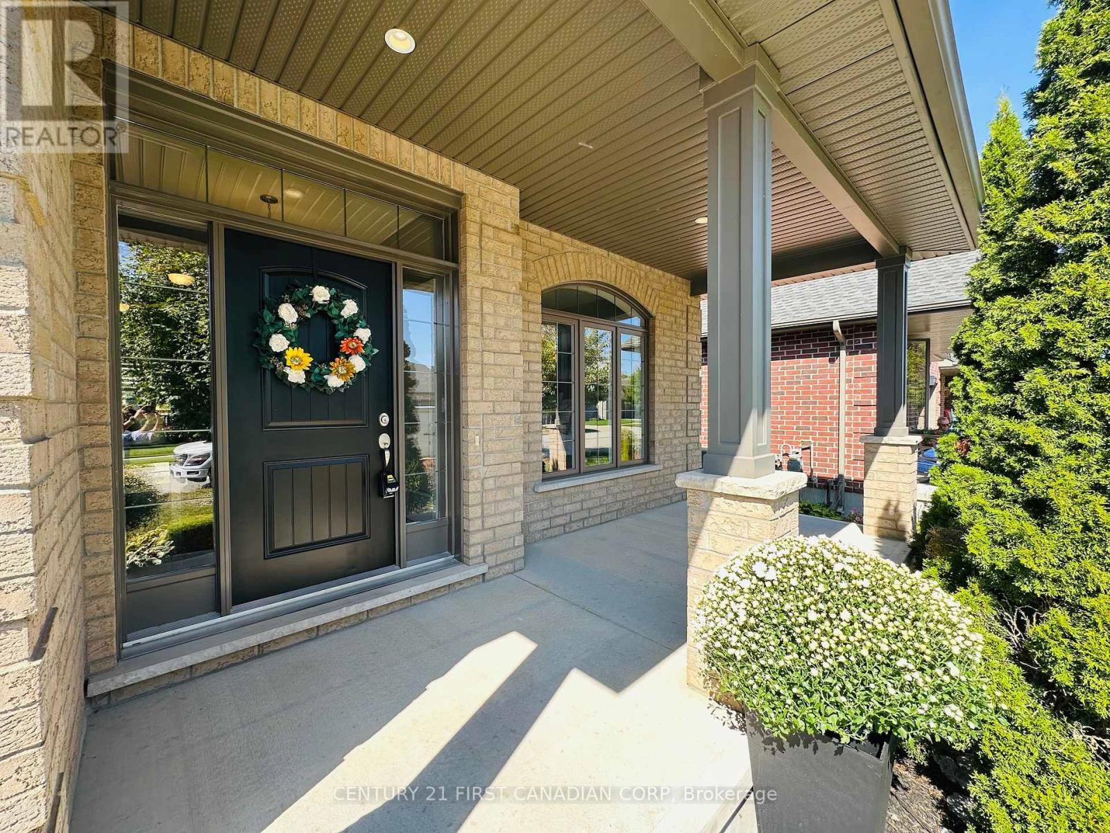 696 Bennett Crescent, Strathroy-Caradoc (Mount Brydges), ON - Outdoor With Deck Patio Veranda With Exterior