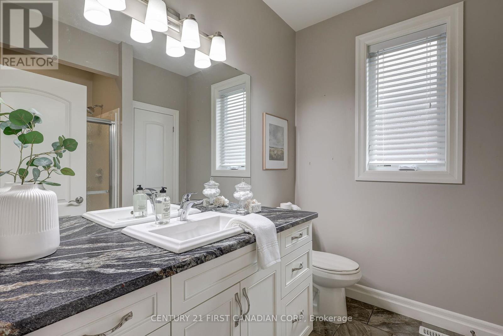 696 Bennett Crescent, Strathroy-Caradoc (Mount Brydges), ON - Indoor Photo Showing Bathroom