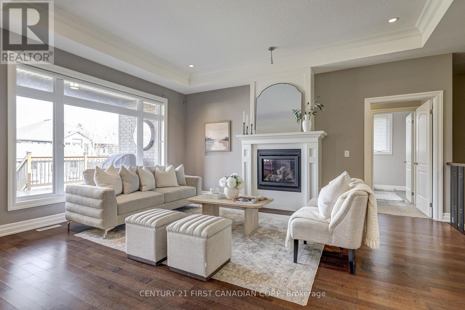 696 Bennett Crescent, Strathroy-Caradoc (Mount Brydges), ON - Indoor Photo Showing Living Room With Fireplace