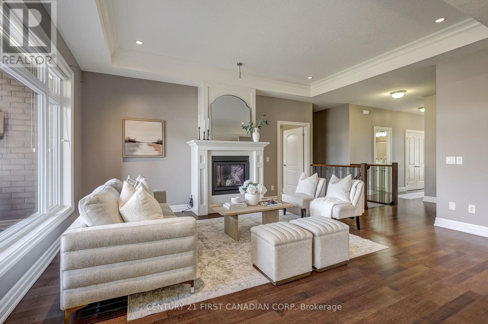 696 Bennett Crescent, Strathroy-Caradoc (Mount Brydges), ON - Indoor Photo Showing Living Room With Fireplace
