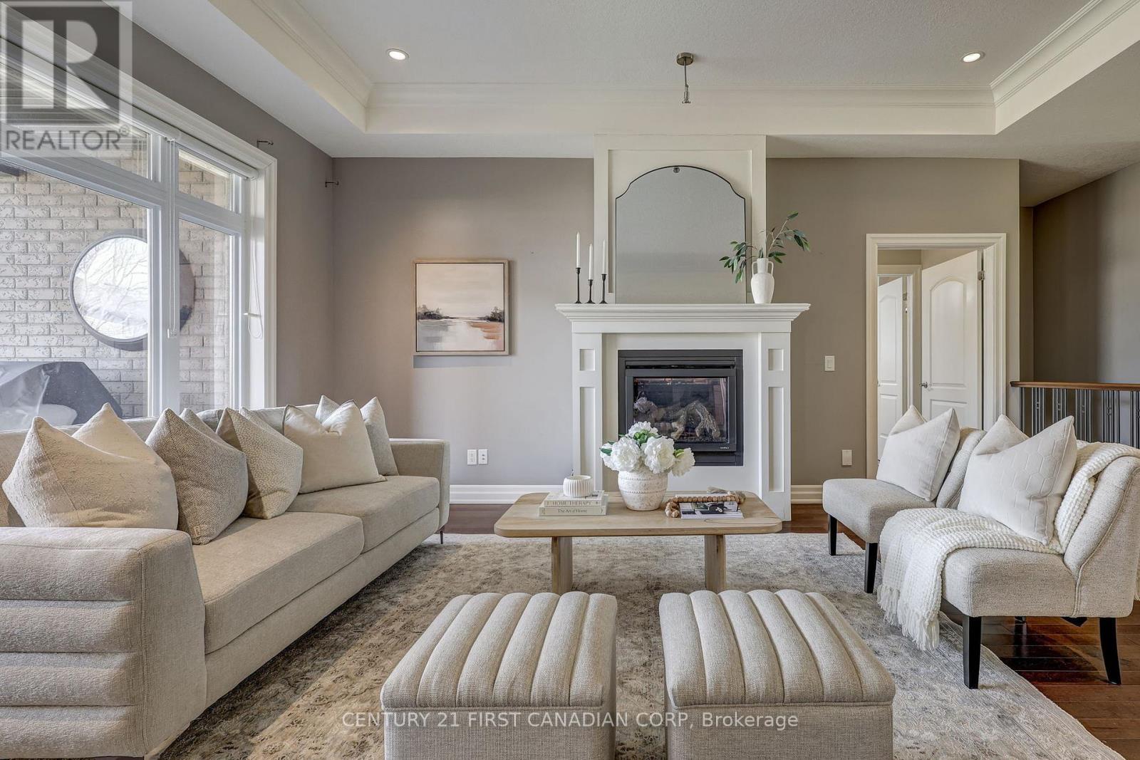 696 Bennett Crescent, Strathroy-Caradoc (Mount Brydges), ON - Indoor Photo Showing Living Room With Fireplace