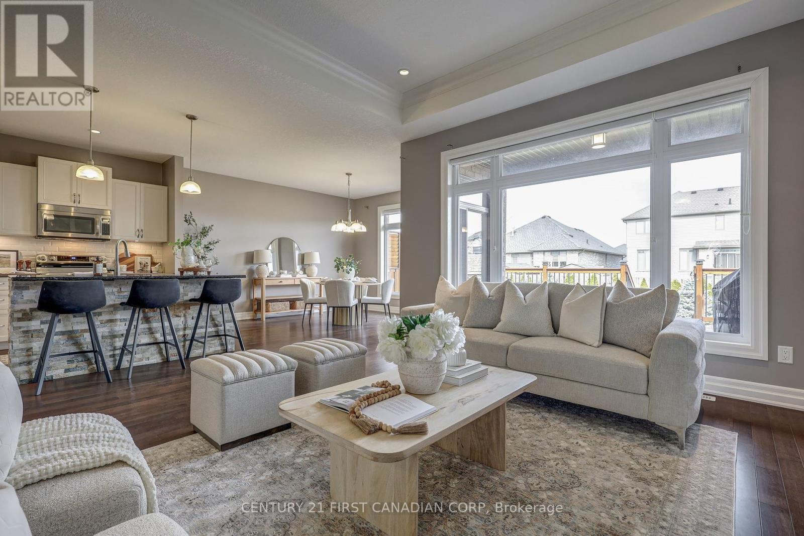 696 Bennett Crescent, Strathroy-Caradoc (Mount Brydges), ON - Indoor Photo Showing Living Room