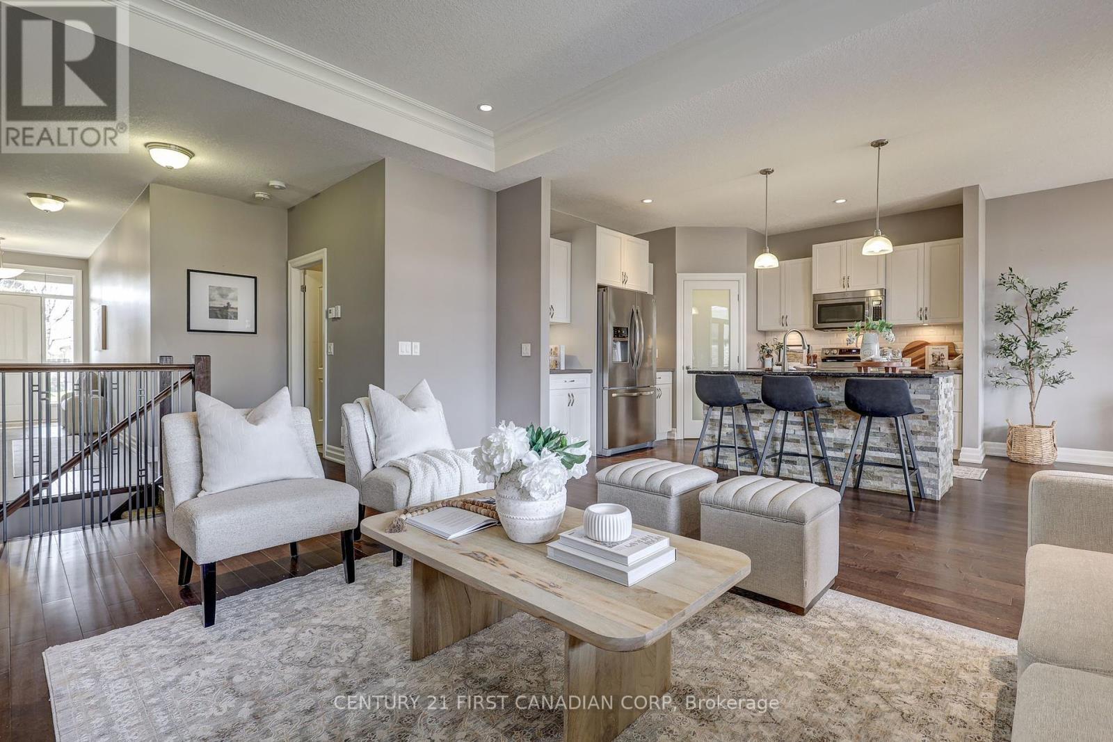 696 Bennett Crescent, Strathroy-Caradoc (Mount Brydges), ON - Indoor Photo Showing Living Room