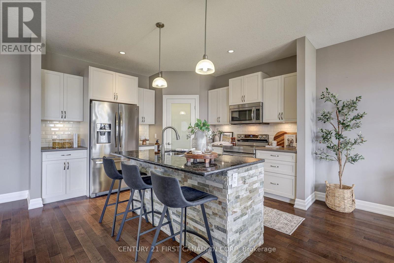 696 Bennett Crescent, Strathroy-Caradoc (Mount Brydges), ON - Indoor Photo Showing Kitchen With Upgraded Kitchen