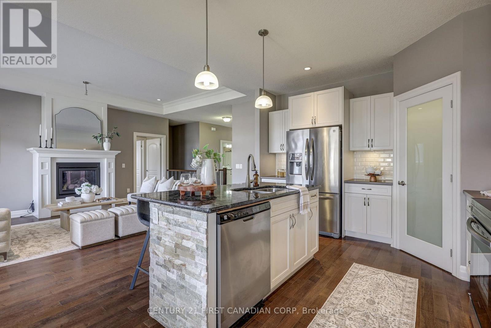 696 Bennett Crescent, Strathroy-Caradoc (Mount Brydges), ON - Indoor Photo Showing Kitchen With Upgraded Kitchen