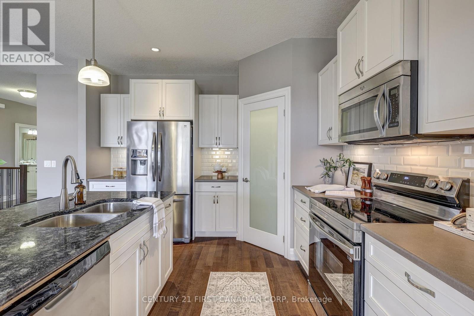 696 Bennett Crescent, Strathroy-Caradoc (Mount Brydges), ON - Indoor Photo Showing Kitchen With Double Sink With Upgraded Kitchen