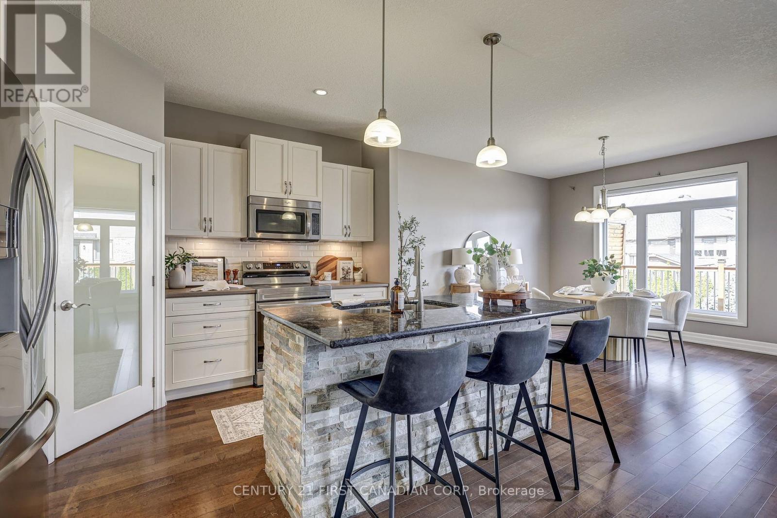 696 Bennett Crescent, Strathroy-Caradoc (Mount Brydges), ON - Indoor Photo Showing Kitchen With Upgraded Kitchen