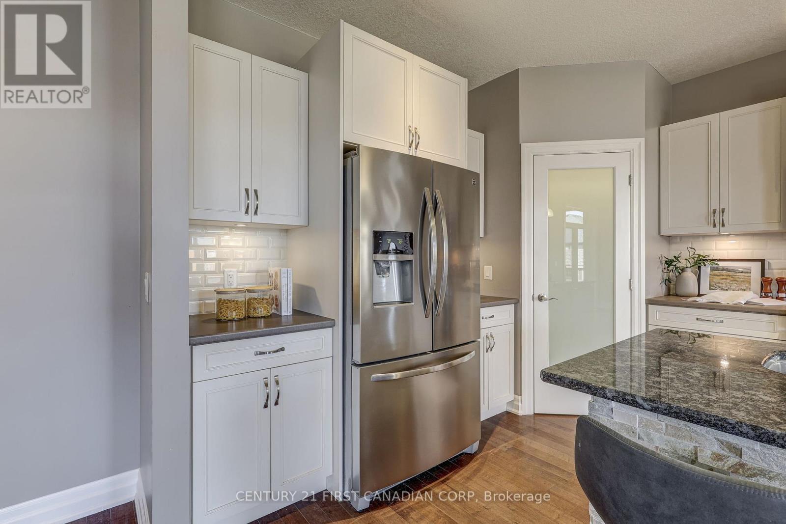 696 Bennett Crescent, Strathroy-Caradoc (Mount Brydges), ON - Indoor Photo Showing Kitchen