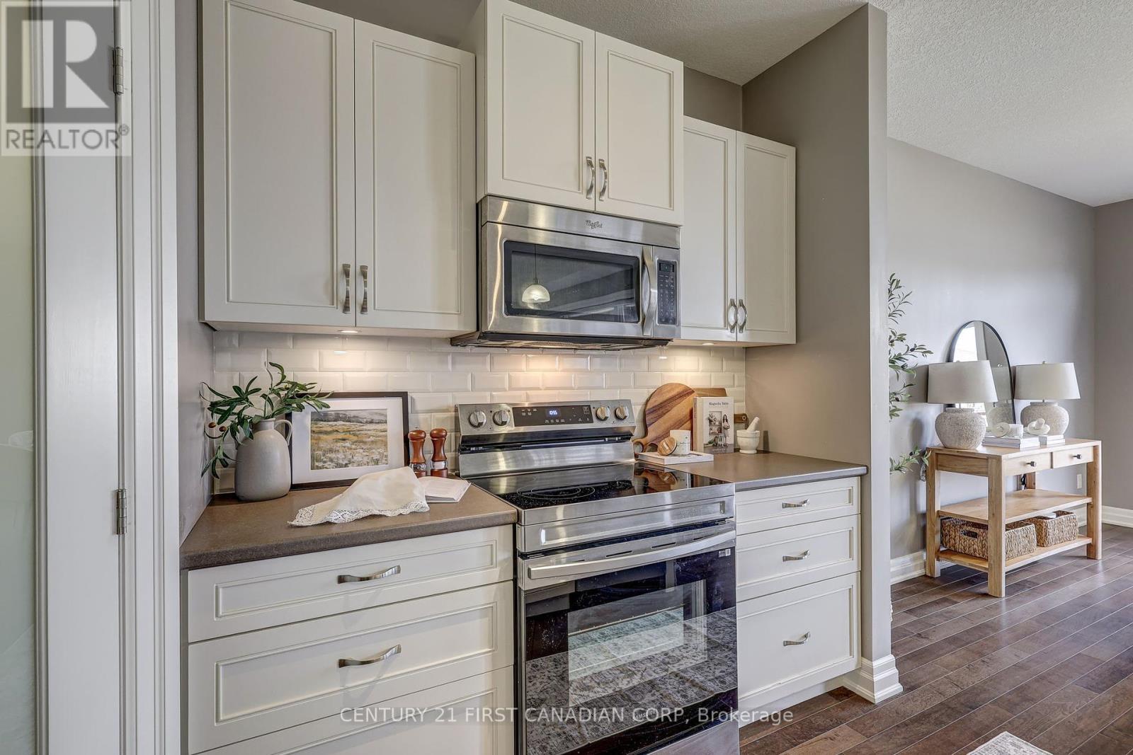 696 Bennett Crescent, Strathroy-Caradoc (Mount Brydges), ON - Indoor Photo Showing Kitchen