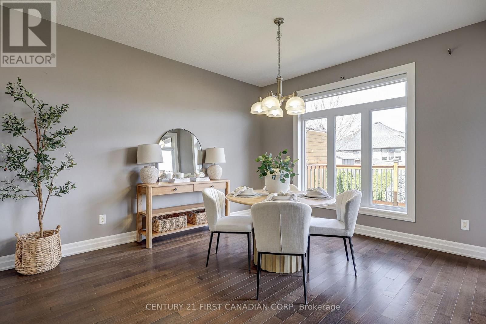 696 Bennett Crescent, Strathroy-Caradoc (Mount Brydges), ON - Indoor Photo Showing Dining Room