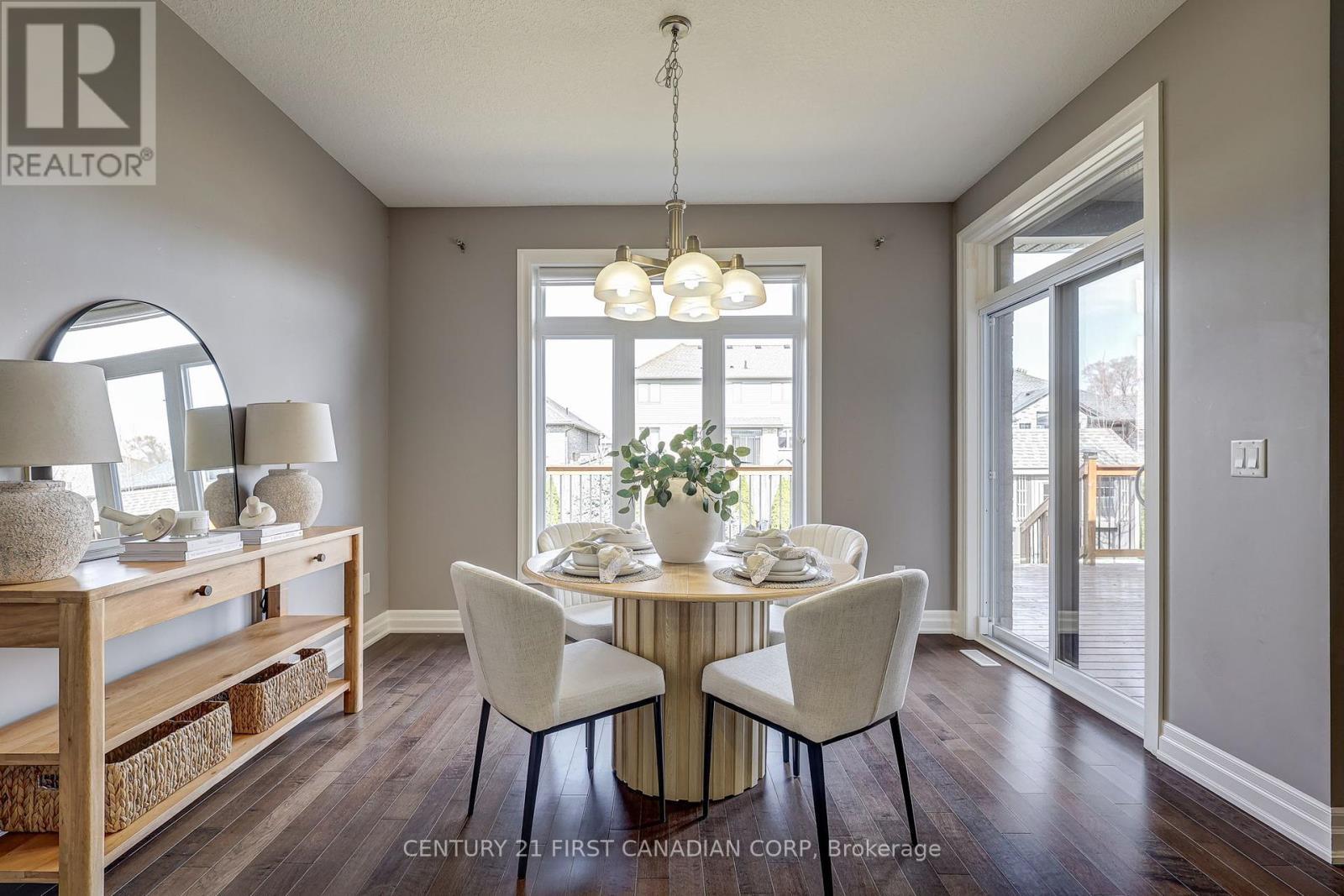 696 Bennett Crescent, Strathroy-Caradoc (Mount Brydges), ON - Indoor Photo Showing Dining Room